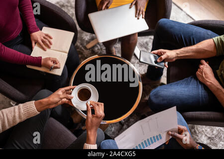 Tagliate vista superiore di diverse attività creativa di persone in riunione Foto Stock