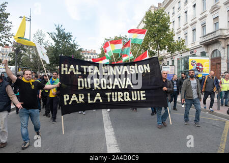 Il 12 ottobre 2019, Lione, Auvergne-Rhône-Alpes, Francia. Dimostrazione contro gli scioperi turco in Siria. Manifestanti curdi con le bandiere in strada Foto Stock