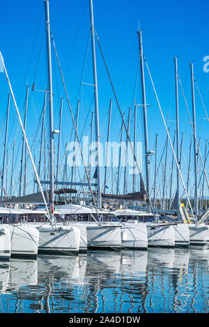 Yacht e Barche a vela ancorate in materie in marina nella città di Biograd na Moru, mare Adriatico in Croazia Foto Stock