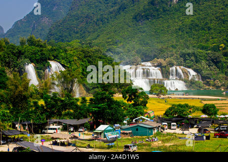 Bellezza della cascata di Ban Gioc a Cao Bang, Vietnam in tempo di raccolta. Foto Stock