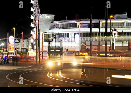 Double Deck heritage tram arriva al tour delle luminarie il punto di prelevamento al di fuori la Pleasure Beach parco divertimenti in Blackpool Foto Stock