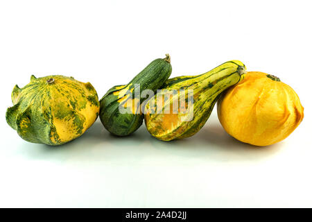 Decorazione Le zucche in una riga bianca su sfondo isolato Foto Stock