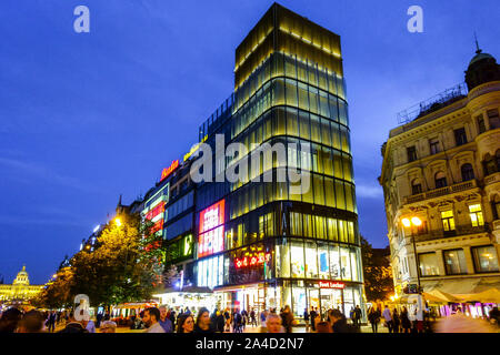 Praga Shopping Place Mustek Praga Piazza Venceslao di notte Ceca Repubblica Foto Stock