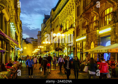 Praga Shopping Place, 28 ottobre Street porta a Piazza Venceslao, Praga Street di notte, Praga di notte. Gente che fa shopping, pedoni Foto Stock