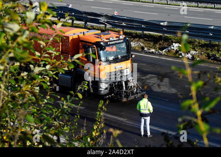 Autostrada D1 Repubblica Ceca. 13 ott 2019. Quattro auto bruciate, una persona bruciata per la morte di due persone hanno subito piuttosto gravi ferite e otto persone hanno subito lesioni lievi. Cinque vetture e un autobotte si è schiantato sul 49mo chilometro dell'autostrada. I vigili del fuoco, dei soccorritori e delle forze di polizia continuano a lavorare sulla scena dell'incidente, che si è verificato prima di 19:30 DI DOMENICA, 13 ottobre. L'autostrada è suscettibile di essere chiuso fino a quando la mattina presto. (CTK foto/Josef Vostarek) Credito: CTK/Alamy Live News Foto Stock