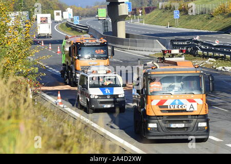 Autostrada D1 Repubblica Ceca. 13 ott 2019. Quattro auto bruciate, una persona bruciata per la morte di due persone hanno subito piuttosto gravi ferite e otto persone hanno subito lesioni lievi. Cinque vetture e un autobotte si è schiantato sul 49mo chilometro dell'autostrada. I vigili del fuoco, dei soccorritori e delle forze di polizia continuano a lavorare sulla scena dell'incidente, che si è verificato prima di 19:30 DI DOMENICA, 13 ottobre. L'autostrada è suscettibile di essere chiuso fino a quando la mattina presto. (CTK foto/Josef Vostarek) Credito: CTK/Alamy Live News Foto Stock