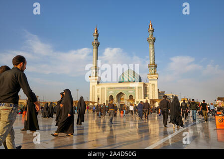 Per la vacanza annuale Arbain molti fedeli si sono riuniti nella città di Qom in Iran il 09.11.2017. La festa religiosa si celebra quaranta giorni dopo la Ashura, la festa del martirio di Hussein, un nipote del Profeta Maometto. La processione si svolge durante tutto il giorno fino a tarda sera e termina quindi al santuario di Fatemeh al-Masumeh, sorella dell'Ottavo Imam. | Utilizzo di tutto il mondo Foto Stock