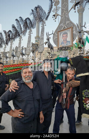 Per la vacanza annuale Arbain molti fedeli si sono riuniti nella città di Qom in Iran il 09.11.2017. La festa religiosa si celebra quaranta giorni dopo la Ashura, la festa del martirio di Hussein, un nipote del Profeta Maometto. La processione si svolge durante tutto il giorno fino a tarda sera e termina quindi al santuario di Fatemeh al-Masumeh, sorella dell'Ottavo Imam. | Utilizzo di tutto il mondo Foto Stock