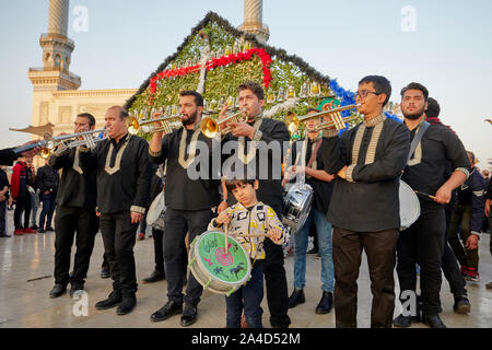 Per la vacanza annuale Arbain molti fedeli si sono riuniti nella città di Qom in Iran il 09.11.2017. La festa religiosa si celebra quaranta giorni dopo la Ashura, la festa del martirio di Hussein, un nipote del Profeta Maometto. La processione si svolge durante tutto il giorno fino a tarda sera e termina quindi al santuario di Fatemeh al-Masumeh, sorella dell'Ottavo Imam. | Utilizzo di tutto il mondo Foto Stock