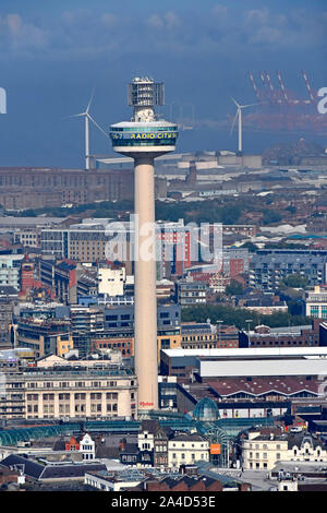 Liverpool Radio City Tower & Observation Deck vista aerea del paesaggio urbano di un nebbioso fiume Mersey turbine eoliche & gru dock Merseyside England Regno Unito Foto Stock