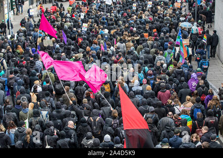 Parzialmente mascherata manifestanti, il cosiddetto blocco nero, durante le proteste contro il partito AFD conferenza a Colonia, Foto Stock