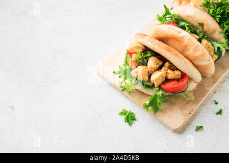 Pollo Tikka Naan Sandwich. Indian Flatbread sandwich con pollo e verdure, copia dello spazio. Foto Stock