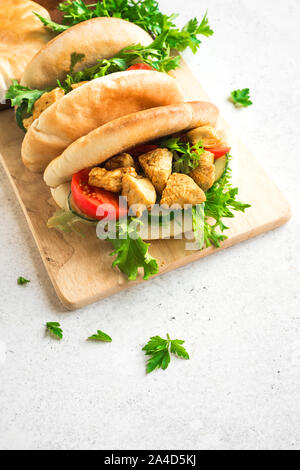 Pollo Tikka Naan Sandwich. Flatbread (naan, pita) sandwich con pollo e verdure, copia dello spazio. Foto Stock