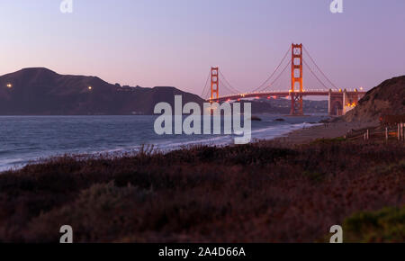 Vista del Golden Gate Bridge da Baker spiaggia al tramonto Foto Stock