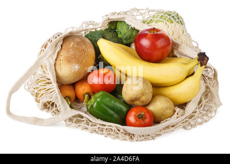 Riutilizzabile eco-friendly strip shopping bag piena di vari prodotti alimentari - frutta e verdura e pane. Isolato su sfondo bianco. Foto Stock