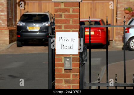 Prominente segno dicendo "strada privata' sulla moderna gated station wagon Foto Stock