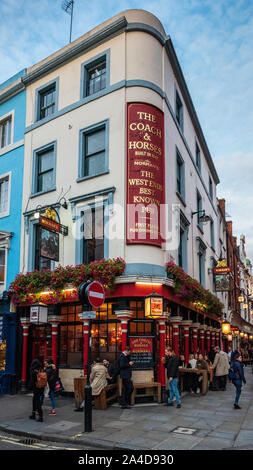 Pullman e cavalli Pub di Soho. Il famoso Coach & Horses a 29 Greek Street nel West End di Londra. Costruito all'inizio del XIX secolo Il Grade ii Listed. Foto Stock