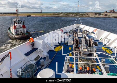 Rimorchiatore PER IL RINVIO DI UNA NAVE DA CROCIERA AL DI FUORI DEL CANALE BOURBOURG, Porto di Dunkerque, Francia Foto Stock