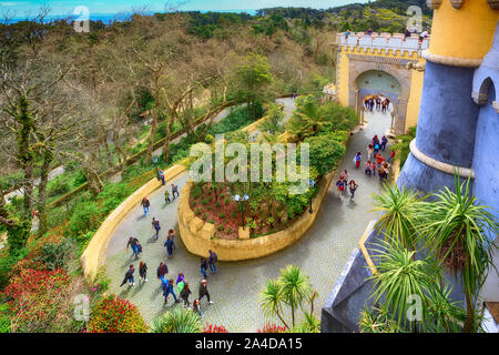 Sintra, Portogallo - 28 Marzo 2018: il famoso punto di riferimento portoghese, pena Palace o Palacio da Pena e persone che entrano Foto Stock