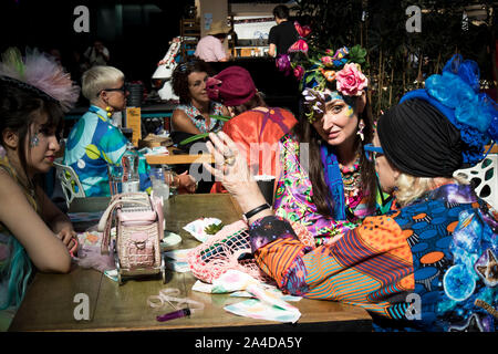 Londra, Inghilterra - 15 settembre 2019, Old Spitalfields Market Color a piedi è un incontro informale di persone creative di vestirsi o vestire il t Foto Stock