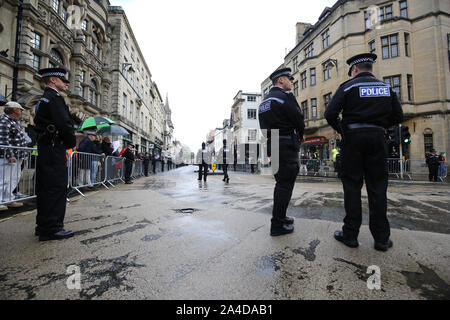 I membri del pubblico lungo le strade di Oxford per pagare i loro rispetti precedendo il servizio funebre per PC Andrew Harper, la Thames Valley Police officer morto da lesioni multiple dopo essere stato trascinato in un furgone mentre risponde alle segnalazioni di un furto con scasso, che si terrà presso la cattedrale di Christ Church in St Aldate, Oxford. Foto Stock