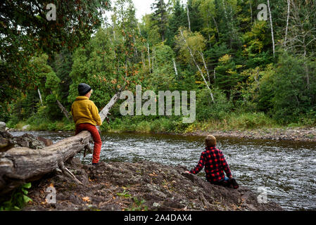 Due ragazzi giocando accanto a un fiume, Stati Uniti Foto Stock