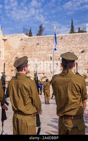 Soldati israeliani stand in formazione presso il Muro occidentale nella città vecchia di Gerusalemme Foto Stock
