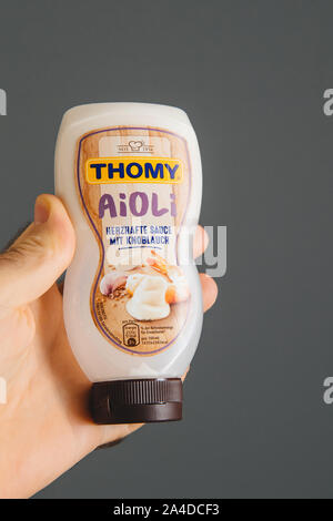 Parigi, Francia - Sep 13, 2019: Man mano che tiene la deliziosa Thomy Aioli Salsa con aglio - Thomy è un cibo svizzero marchio di proprietà di Nestlé Foto Stock