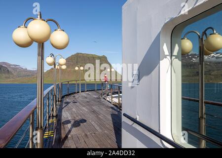 Barca a vela sul ASTORIA Nel fiordo ISAFJARDARJUP, baia di Isafjordur, Islanda, EUROPA Foto Stock