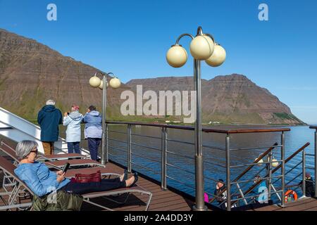 Barca a vela sul ASTORIA Nel fiordo ISAFJARDARJUP, baia di Isafjordur, Islanda, EUROPA Foto Stock