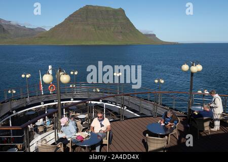 Barca a vela sul ASTORIA Nel fiordo ISAFJARDARJUP, baia di Isafjordur, Islanda, EUROPA Foto Stock