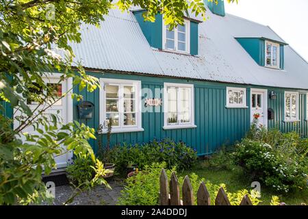 Tipiche Case in legno colorato con il loro piccolo giardino estivo, Isafjordur, Islanda, EUROPA Foto Stock