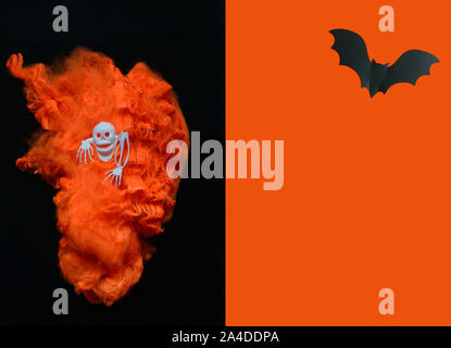 Nero e arancione sullo sfondo di Halloween con torcia arancione a forma di cuore, il cranio e la bat Foto Stock