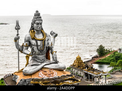 Statua della mitologia indù dio Shiva in Murdeshwar, Karnataka. Questo 123 piedi statua è situato sul mare Arabico costa ed è la sua seconda statua più alto. Foto Stock