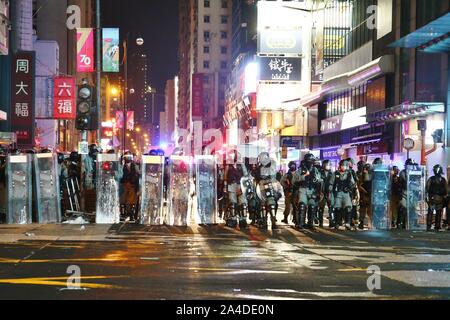 Hong Kong, Cina. Xiii oct, 2019. Raduni pacifici scesi nel caos di domenica come attivisti e polizia si scontrarono nella scene caotiche attraverso le strade di Hong Kong. Qui gravi scontri nel Mong Kok distretto. Credito: Gonzales foto/Alamy Live News Foto Stock