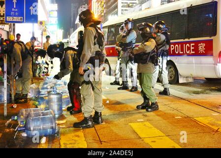 Hong Kong, Cina. Xiii oct, 2019. Raduni pacifici scesi nel caos di domenica come attivisti e polizia si scontrarono nella scene caotiche attraverso le strade di Hong Kong. Qui gravi scontri nel Mong Kok distretto. Credito: Gonzales foto/Alamy Live News Foto Stock