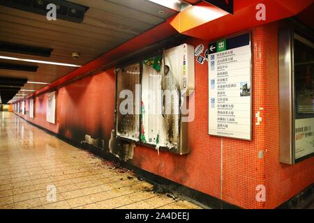 Hong Kong, Cina. Xiii oct, 2019. Raduni pacifici scesi nel caos di domenica come attivisti e polizia si scontrarono nella scene caotiche attraverso le strade di Hong Kong. Qui gravi scontri nel Mong Kok distretto. Credito: Gonzales foto/Alamy Live News Foto Stock