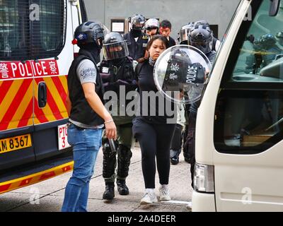 Hong Kong, Cina. Xiii oct, 2019. Raduni pacifici scesi nel caos di domenica come attivisti e polizia si scontrarono nella scene caotiche attraverso le strade di Hong Kong. Qui gravi scontri in Tseun distretto WAN. Credito: Gonzales foto/Alamy Live News Foto Stock