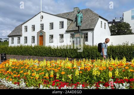 Statua de HANNES HALSTEIN (ex capo di governo tra 1904 et 1914) di fronte all'islandese di primo ministro di ufficio, Reykjavik, Islanda, EUROPA Foto Stock