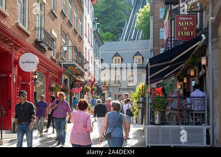 Ristorante e boutique, cavo auto nel PETIT CHAMPLAIN TRIMESTRE, RUE SOUS LE FORT, Quebec, Canada Foto Stock
