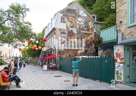 Il quartiere storico del murale, RUE DU PETIT CHAMPLAIN, vivace quartiere dello shopping, Quebec, Canada Foto Stock