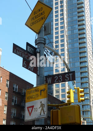 Segnaletica stradale, Avenue of the Americas, New York, Stati Uniti Foto Stock