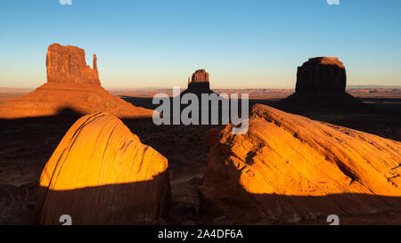 Le muffole e Merrick Butte, Monument Valley, Arizona, Stati Uniti Foto Stock