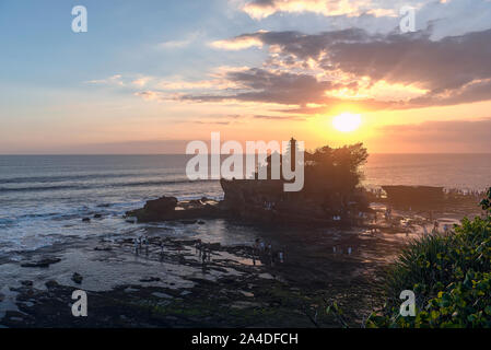 Bella Vista al tramonto di Tanah Lot Temple nell isola di Bali Foto Stock
