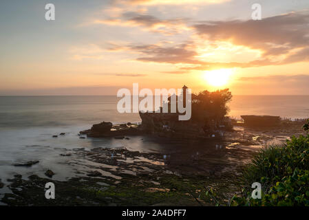 Bella Vista al tramonto di Tanah Lot Temple nell isola di Bali Foto Stock