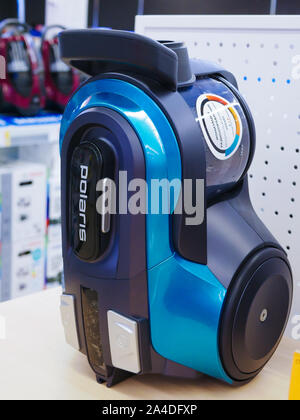 Blue aspirapolvere. sul banco del negozio. stand su uno scaffale di un negozio. Foto Stock