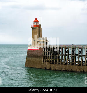 Fecamp, Seine-Maritime / Francia - 14 agosto 2019: il Fecamp faro sulla costa della Normandia nel canale in inglese Foto Stock