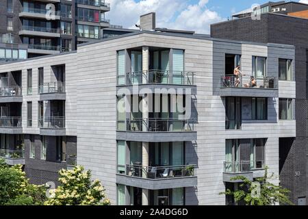 I nuovi dock quartiere con moderni edifici di appartamenti, ANGOLO DI RUE SAINT-HUBERT e la cattedrale di Notre-dame, Montreal, Quebec, Canada Foto Stock