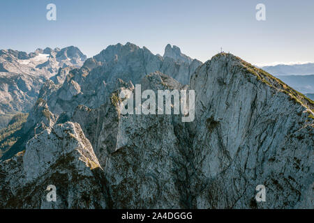 Gli alpinisti permanente sulla sommità del picco di montagna, Gosau, Gmunden, Austria superiore, Austria Foto Stock