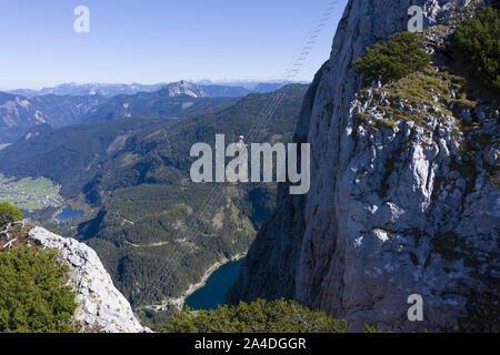 La donna a scalare una via ferrata, Gosau, Gmunden, Austria superiore, Austria Foto Stock